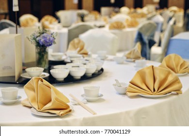 Chinese Banquet Party Decor White Table With Gold Napkin