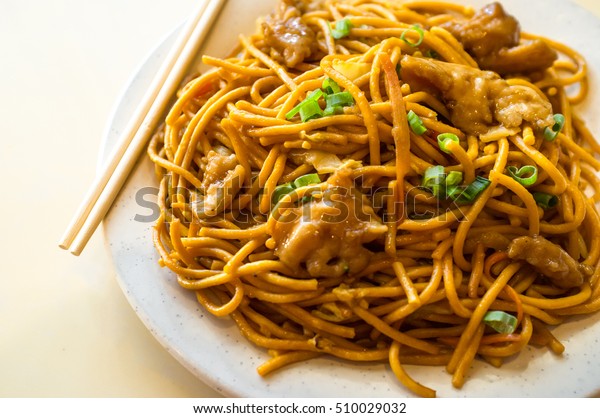 delicious chinese food noodles