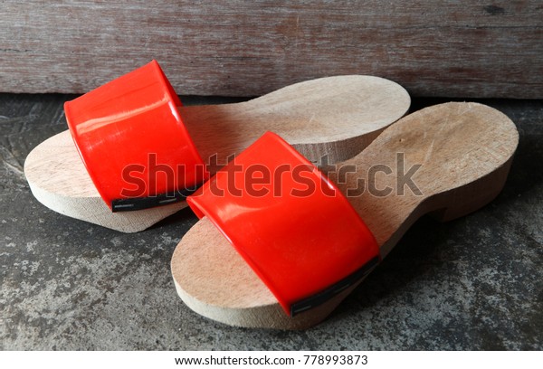 chinese clogs