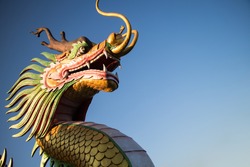 Čínský Nový Rok Dragon Dekorace Na Modré Obloze Pozadí.Čínské Vzory Sochařství.Dragon Hlava.Šťastný Nový Rok.Dragon Dekorace Na Slavnostním Pozadí.