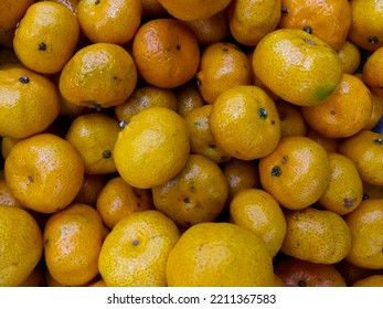 Chinese Oranges In The Market, A Pile Of Oranges In One Of The Fruit Markets, Fresh Orange Fruit In Supermarket, Mandarin Oranges Fruit. Many Oranges Here