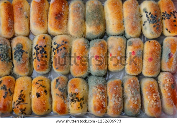 Chinese pastries expire and moldy.Do not eat and\
be harmful to health.