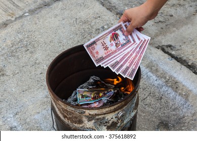 Chinese people believe that When the dead are one world to another world called "Yin Gang", so the children had to send money to them. To show gratitude With thee Then burn it to paper 