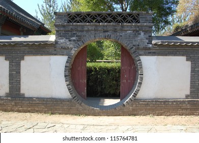 730 Chinese Moon Gate Images Stock Photos Vectors Shutterstock   Chinese Traditional Circle Shape Door 260nw 115764781 