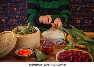 Chinese traditional festival Dragon Boat Festival dumplings wrapped dragon boat smoked wormwood 碗上 年年有余 翻译：“Every year more than”