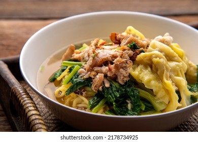 Chinesischer Soup-Nudeln. Ei-Nudeln mit Schweinswton oder Schweinekoteletts asiatische Küche Konzept Stil. 