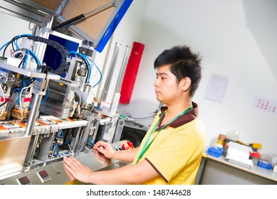 Chinese Worker Make Pvc Cards Chip On Factory