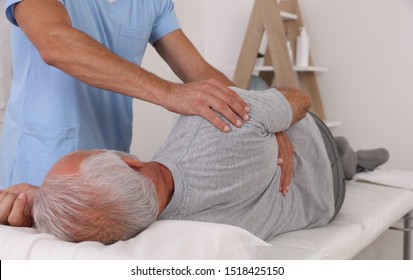 Behandlung der Chiropraktik/Osteopathie, Rückenschmerzlinderung. Physiotherapie für ältere männliche Patienten, Wiederherstellung von Sportverletzungen, Kinesiologie