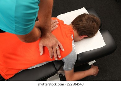 Ein Chiropraktiker, der einen kleinen Jungen behandelt