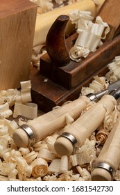 Chisel und antiker Holzplaner mit Holzspänen. Handwerkzeuge für Tischlerschränke auf der Werkbank.
