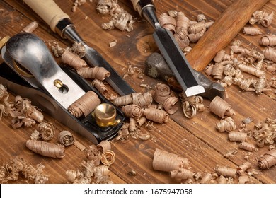 Chisel und kleine Blockebene mit Holzspänen. Handwerkzeuge für Tischlerschränke auf der Werkbank.