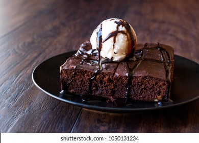 Schokoladenbraun mit Eis und Haselnusspulver.
