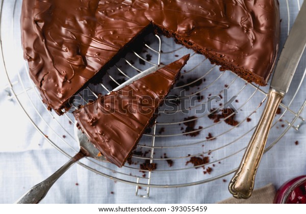 Gateau Au Chocolat Coupe En Plusieurs Photo De Stock Modifiable