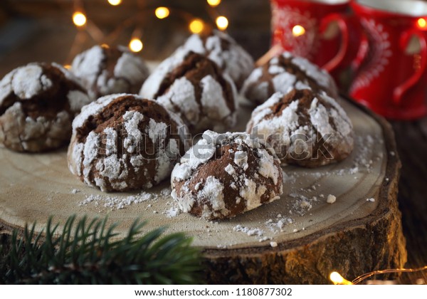 粉砂糖とクリスマスの飾り付けにチョコレートクリンクルのクッキー 素朴なスタイル の写真素材 今すぐ編集