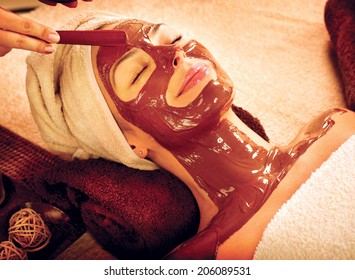 Chocolate Luxury Spa. Facial Mask. Spa therapy for young woman with cosmetic mask at beauty salon. Wellness. Chocolate Mask Facial Spa. Chocolate Treatments. Beauty Spa Salon 
