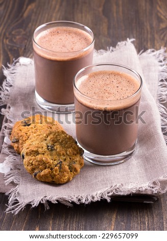 Chocolate milk with diet oatmeal cookies