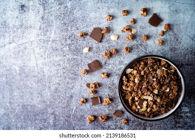 Chocolat de tourteau d'avoine à base de granola avec des tranches de chocolat dans un bol. le soir. mise au point sélective