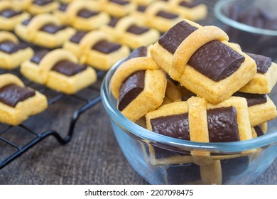 Chocolate Stick Cookies, Is One Of The Pastries, Made Of Various Ingredients Such As Margarine, Chocolate, Egg Yolks And Other Ingredients, Cooked By Baking