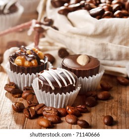bonbons au chocolat avec haricots à café : photo de stock