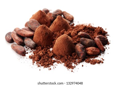 Schokoladentrüffel und Kakao einzeln auf Weiß