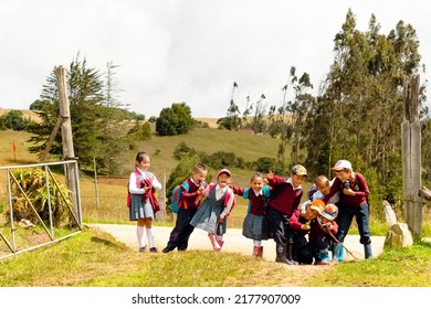 Choconta, Kolumbien, 29. Mai 2022 : Gruppe von fröhlichen kolumbianischen Kindern lachen und Spaß in einer wunderschönen grünen Landschaft mit Hügeln. Sie tragen Schuluniform. Choconta, Cundinamarca, Kolumbien.