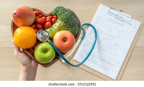 Cholesterindiät, Nahrung für Herzgesundheit Wellness und gesunde Ernährung mit sauberem Obst und Gemüse in der Herzschale von Ernährungswissenschaftler und Arzt empfohlen für das Wohlbefinden der Patienten
