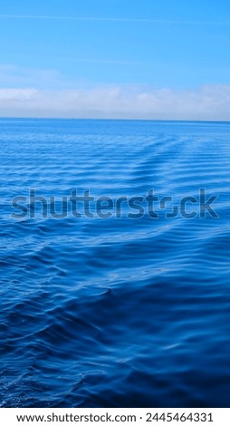 Chonchi, Chiloe Island, Chile - February 10,2020 - Photo of waves in a very calma blue sea on a clear and bright Day.  Foto stock © 