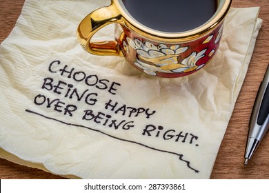 Entscheiden Sie sich dafür, glücklich zu sein über Recht - inspirierende Ratschläge - Handschrift auf einer Serviette mit einer Tasse Kaffee