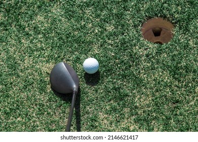 Choose the wrong golf club Opportunities will go wrong and miss goals. golf Sport parctice making decision 