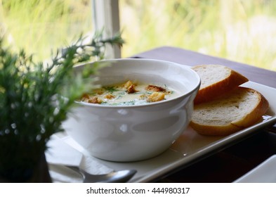 chowder soup with bread and croton