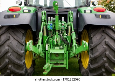 Three point tractor hitch