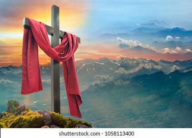 Christliches Kreuz am Himmel über den Bergen
