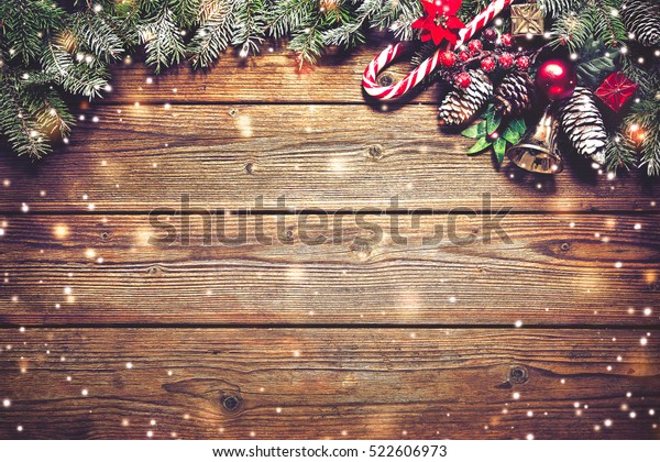 暗い木の板の上にクリスマス背景にモミの木と装飾 の写真素材 今すぐ編集