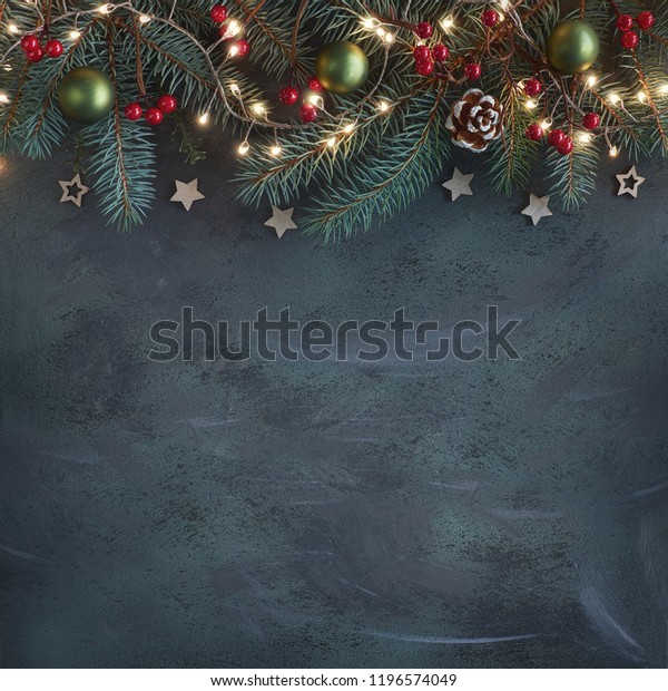 暗い抽象的背景にクリスマス背景に小枝 赤いベリー コーン クリスマスライト テキストスペースが豊富 の写真素材 今すぐ編集
