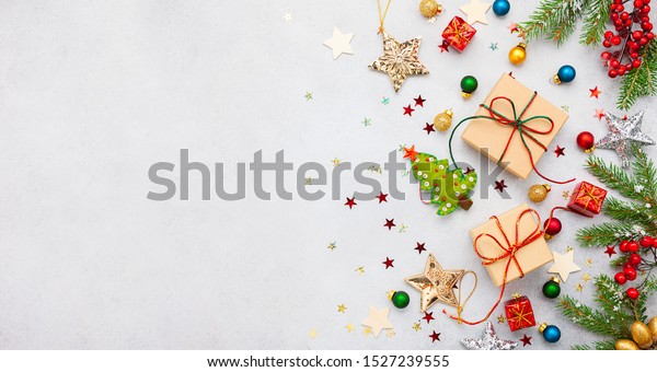 クリスマス背景にギフトボックス お祭り気分のデコール モミの木の枝 紙のカードのメモ 平らなレイ クリスマスと新年のコンセプト の写真素材 今すぐ編集