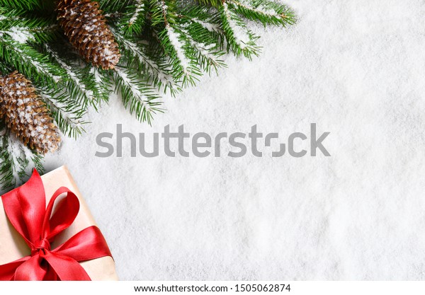 雪の背景にクリスマス背景 緑の松の枝 コーン ギフトボックス 枠とクリエイティブコンポジション コピースペース トップビュー 正月 祝日 クリスマス 飾り の写真素材 今すぐ編集