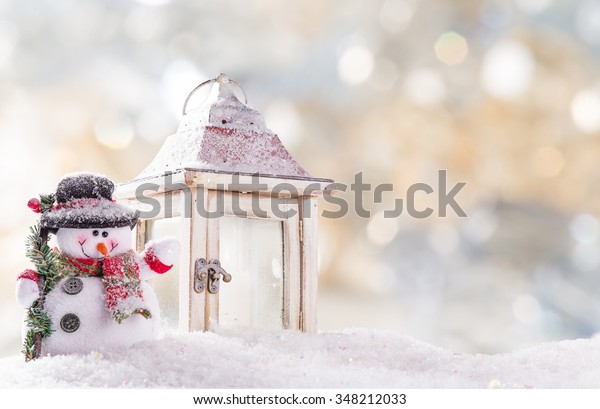 Weihnachtshintergrund mit Schneemann Stockfoto (Jetzt bearbeiten) 348212033