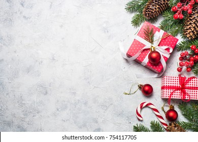 圣诞背景或圣诞贺卡 红色圣诞礼物盒 杉树枝和灰色石桌上的装饰品 带复制空间的顶部视图 的类似图片 库存照片和矢量图