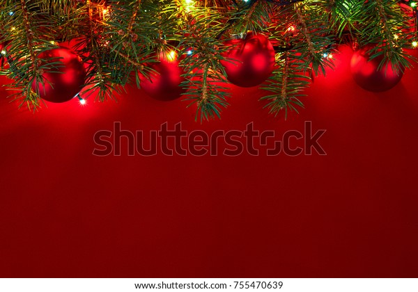 聖誕樹的聖誕背景和閃耀的散景燈飾在木製帆布背景上 聖誕快樂卡寒假主題 新年快樂文字的空格 節日快樂庫存照片 立刻編輯