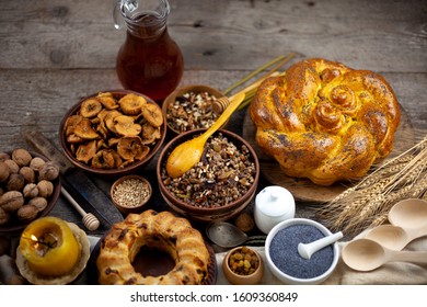 Christmas Cake With Poppy Seeds. Close The Pie Of Yeast Dough. Laid Table, Kutya, Nuts, Dried Fruits, Raisins, Wheat. Orthodox Fasting. Bread, Steal - Roll.