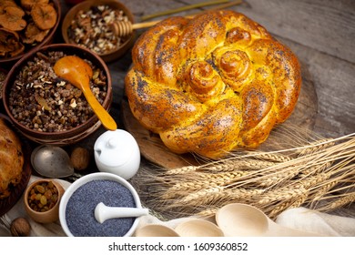 Christmas Cake With Poppy Seeds. Close The Pie Of Yeast Dough. Laid Table, Kutya, Nuts, Dried Fruits, Raisins, Wheat. Orthodox Fasting. Bread, Steal - Roll.