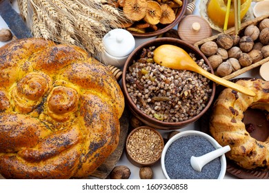 Christmas Cake With Poppy Seeds. Close The Pie Of Yeast Dough. Laid Table, Kutya, Nuts, Dried Fruits, Raisins, Wheat. Orthodox Fasting. Bread, Steal - Roll.