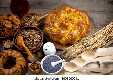 Christmas Cake With Poppy Seeds. Close The Pie Of Yeast Dough. Laid Table, Kutya, Nuts, Dried Fruits, Raisins, Wheat. Orthodox Fasting. Bread, Steal - Roll.