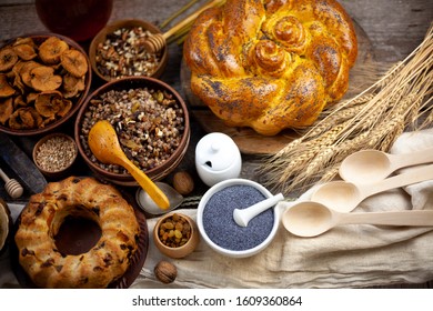 Christmas Cake With Poppy Seeds. Close The Pie Of Yeast Dough. Laid Table, Kutya, Nuts, Dried Fruits, Raisins, Wheat. Orthodox Fasting. Bread, Steal - Roll.