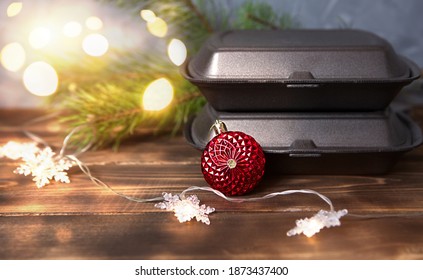 Christmas Decor Of Food Delivery Service Containers And Pizza Box. New Year's Eve Promotion. Ready-made Hot Order, Disposable Plastic And Paper Packaging. Work On Public Holidays Catering. Copyspace