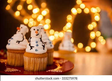 Christmas Dessert. Snowman Cupcakes