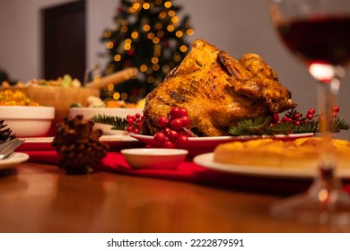 Cena navideña con pavo asado, comida especial en mesa en la sala de cena para la celebración de la cena navideña, concepto de celebración navideña