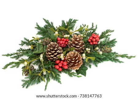 christmas floral table decoration with holly gold pine cones ivy mistletoe cedar - Floral Table Decorations For Christmas christmas floral table decoration with holly gold pine cones ivy mistletoe cedar - Floral Table Decorations For Christmas