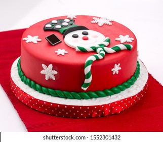 Christmas Fondant Cake With Fondant Figures 