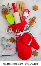 Christmas Gift Wrapping Idea  With Oven Mitt,kitchen Utensils And Cookies